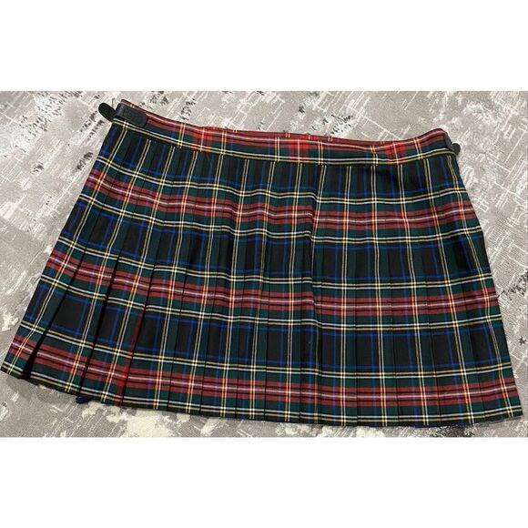 Size 16/18 tartan kilt. Adjustable leather hardware from 19 1/2-20 1/2 inches. - Picture 5 of 10